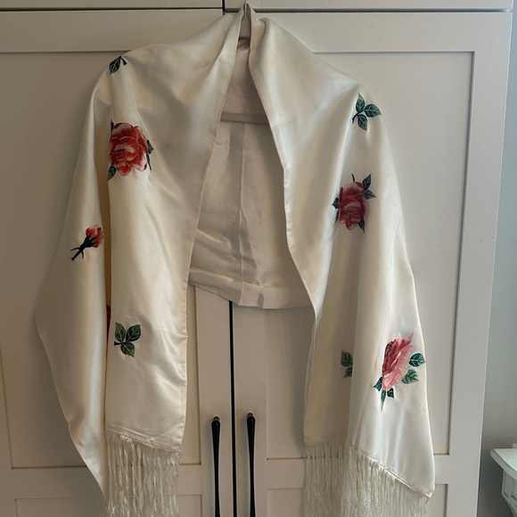 Accessories - VINTAGE TAIWANESE 1970’s Silk embroidered shawl